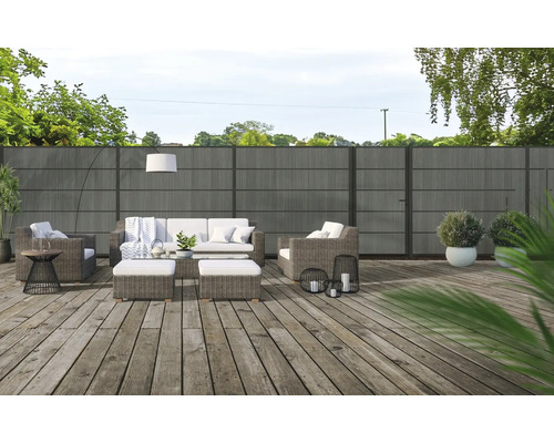 Terrasse avec clôture de jardin, coin salon et éclairage extérieur