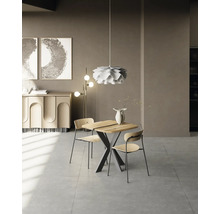 Coin repas avec table en bois, chaises et suspension