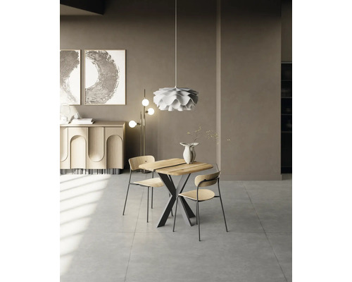 Coin repas avec table en bois, chaises et suspension