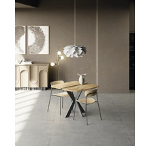 Salle à manger avec table en bois, chaises et suspension