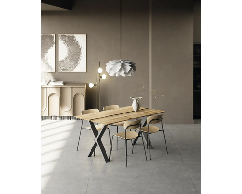 Salle à manger avec table en bois, chaises et suspension