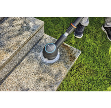 Brosse Gardena nettoyant un escalier en pierre à l'extérieur