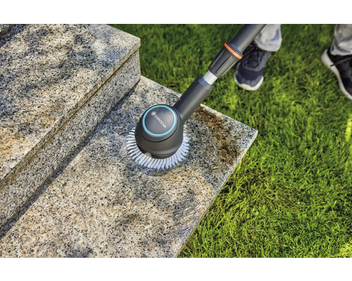 Brosse Gardena nettoyant un escalier en pierre à l'extérieur