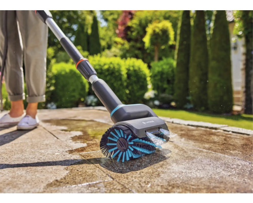 Brosse rotative Gardena pour le nettoyage des dalles de pierre sur une terrasse.