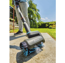 Nettoyeur de surface Gardena avec brosse en utilisation sur une terrasse