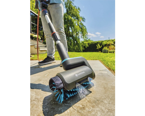 Nettoyeur de surface Gardena avec brosse en utilisation sur une terrasse