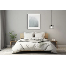 Chambre à coucher avec lit, tables de chevet, lampe et décoration pour une ambiance cosy