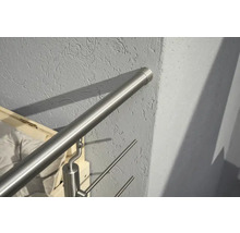 Rampe d''escalier en acier inoxydable fixée à un mur.