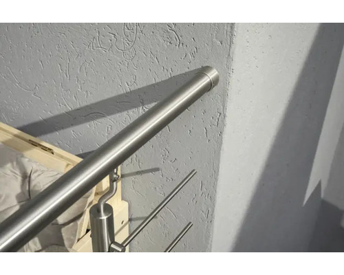 Edelstahlhandlauf an einer Wand befestigt.