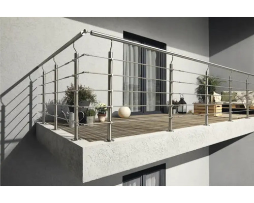 Balkon mit Edelstahlgeländer, Pflanzen und Sitzgelegenheiten