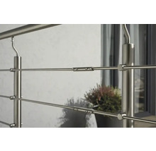 Garde-corps en acier inoxydable avec éléments de fixation.