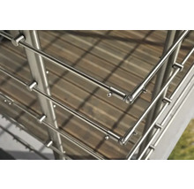 Vue détaillée d''une balustrade en acier inoxydable sur une terrasse