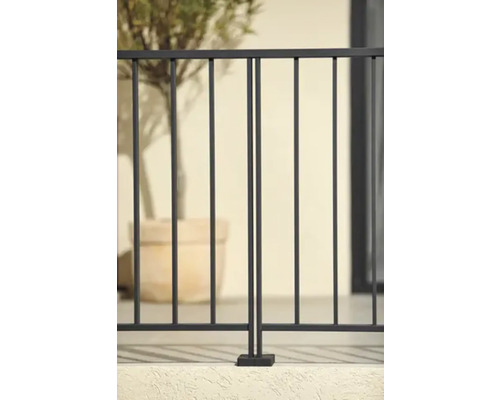Garde-corps métallique avec barreaux verticaux pour l''extérieur.