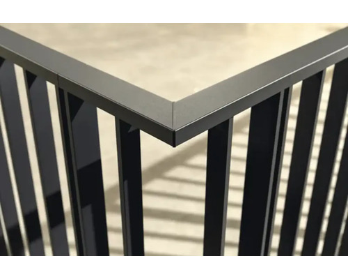 Gros plan d''une balustrade avec des barreaux métalliques