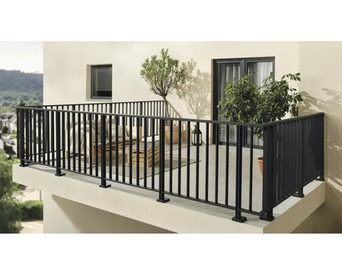 Balcon avec rambarde, plantes et sièges
