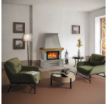 Salon avec cheminée, fauteuils et table basse