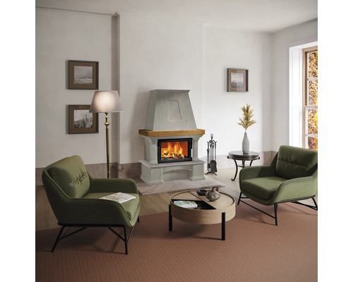 Salon avec cheminée, fauteuils et table basse