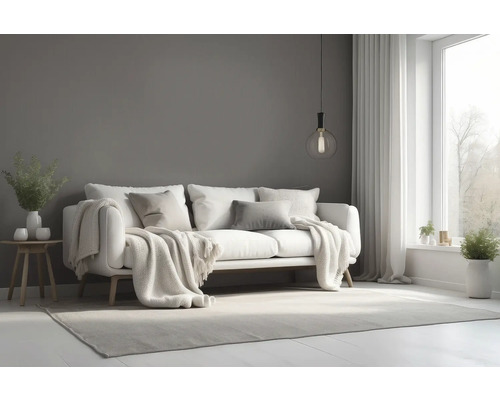 Wohnzimmer mit Sofa, Teppich und Dekoration für eine wohnliche Atmosphäre