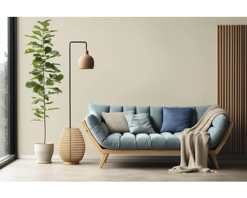 Wohnzimmer mit Sofa, Stehlampe und Zimmerpflanze