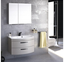 Badezimmer mit Waschtischunterschrank, Spiegelschrank, Handtuch und Dusche