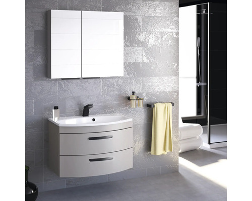 Badezimmer mit Waschtischunterschrank, Spiegelschrank, Handtuch und Dusche