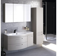 Badezimmer mit Waschtisch, Spiegelschrank, Hochschrank und Duschkabine