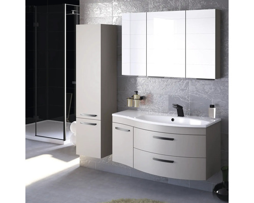 Modernes Badezimmer mit Waschtischunterschrank, Spiegelschrank und Hochschrank.