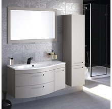 Badezimmer mit Waschtisch, Spiegel, Hochschrank und Dusche