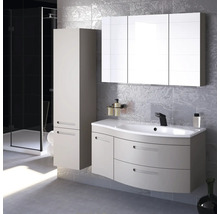 Badezimmer mit Waschbeckenunterschrank, Spiegelschrank und Hochschrank