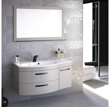 Badezimmer mit Waschtisch, Spiegel und Dusche