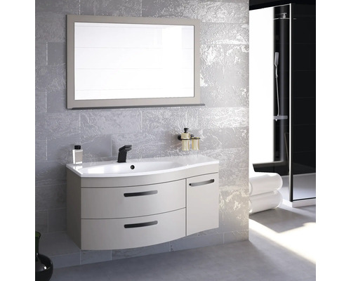 Salle de bain moderne avec meuble sous-lavabo, miroir et robinet