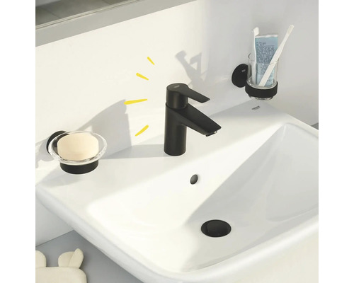 Lavabo avec robinet, porte-savon et gobelet à brosse à dents