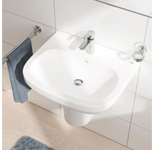 Weißes Wandwaschbecken mit Armatur, Handtuchhalter und Zahnputzbecherhalter