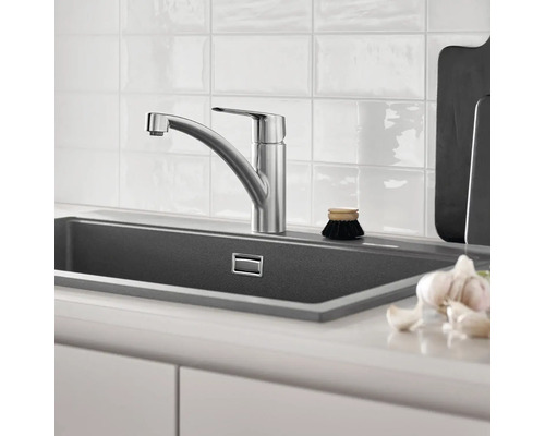 Küchenspüle mit Armatur und Spülbürste