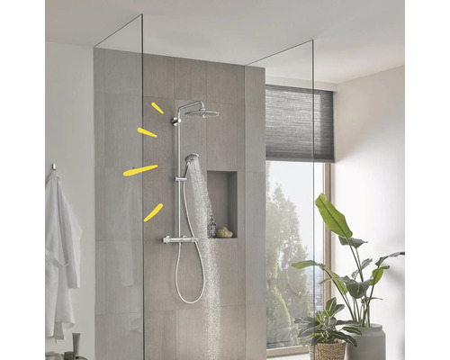 Duschset mit Kopf- und Handbrause in modernem Badezimmer