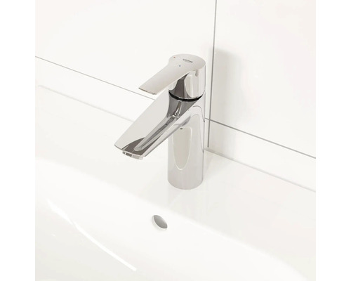 Mitigeur de lavabo brillant sur un lavabo