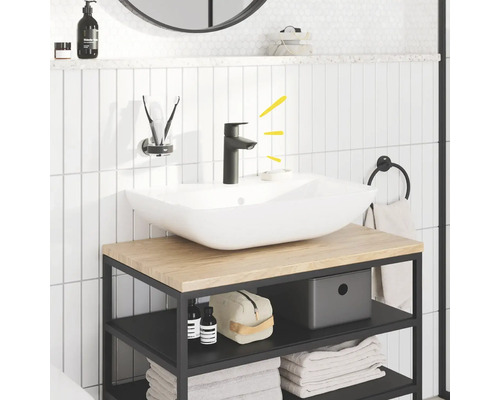 Badezimmer Waschbecken mit Armatur auf Unterschrank mit Regalen