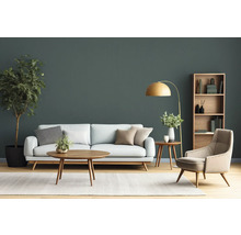 Wohnzimmer mit Sofa, Sessel, Couchtisch, Beistelltisch, Stehlampe und Bücherregal