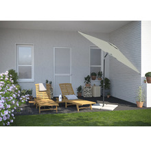 Szene mit zwei Holzliegen und einem Sonnenschirm auf einer Terrasse