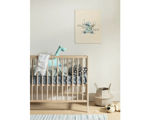 Kinderzimmer mit Babybett und Wandbild mit der Aufschrift: Halte dich fest