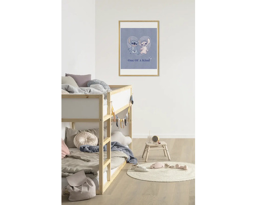 Chambre d'enfant avec lits superposés et poster Stitch encadré au mur
