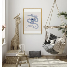 Chambre d'enfant avec poster, fauteuil suspendu et jouets