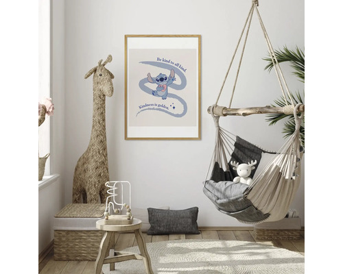 Chambre d'enfant avec poster, fauteuil suspendu et jouets
