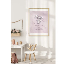 Chambre d'enfant décorative avec une affiche représentant un motif de dessin animé et le texte 'Always an Angel'.