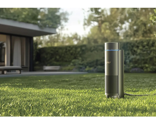 Purificateur d''air dans le jardin sur la pelouse