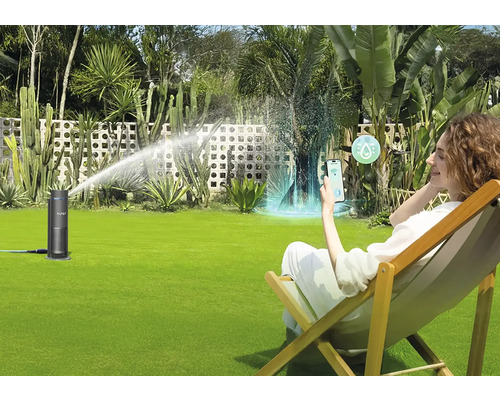 Arroseur de gazon intelligent en fonctionnement, commandé par application dans le jardin.