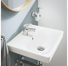 Lavabo de salle de bains moderne avec robinet, distributeur de savon et porte-serviettes