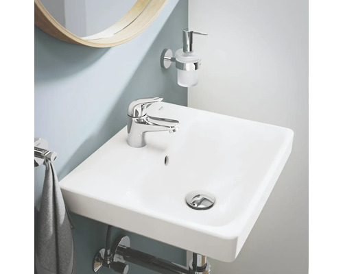Lavabo de salle de bains moderne avec robinet, distributeur de savon et porte-serviettes