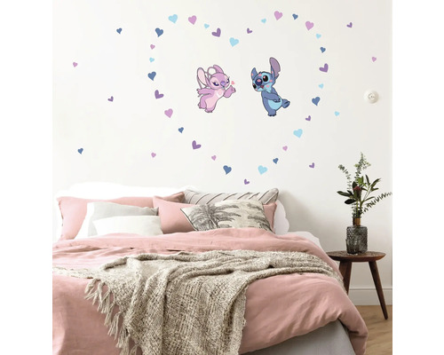 Décoration murale avec des stickers Stitch et Angel dans la chambre au-dessus d'un lit