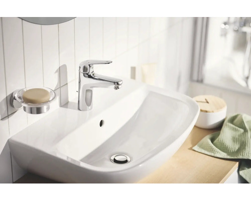 Lavabo avec robinet dans une salle de bain lumineuse